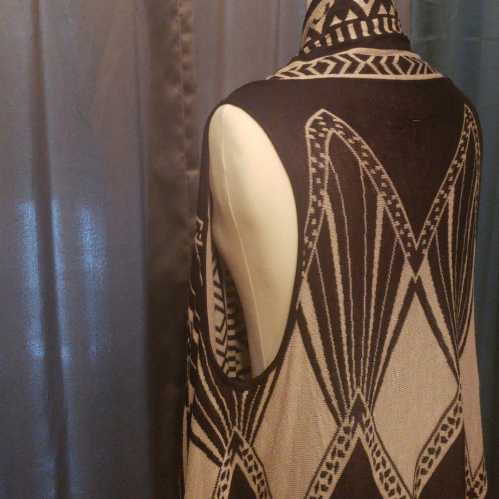 Chic Sleeveless Cardigan - Picture 4 of 7